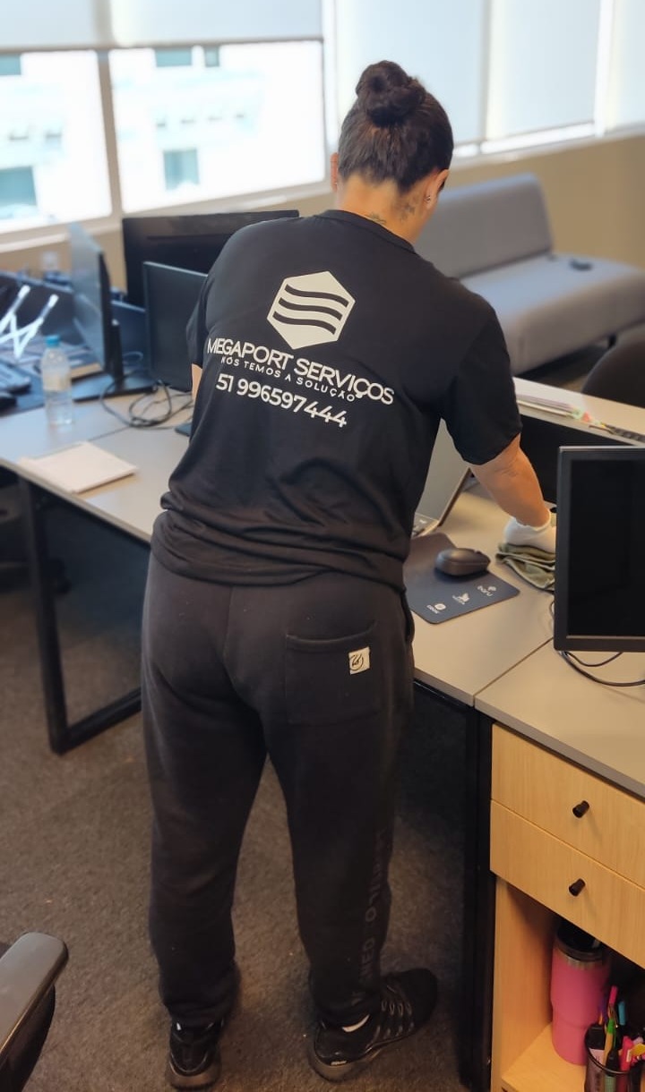 Equipe Megaport realizando limpeza de escritorio